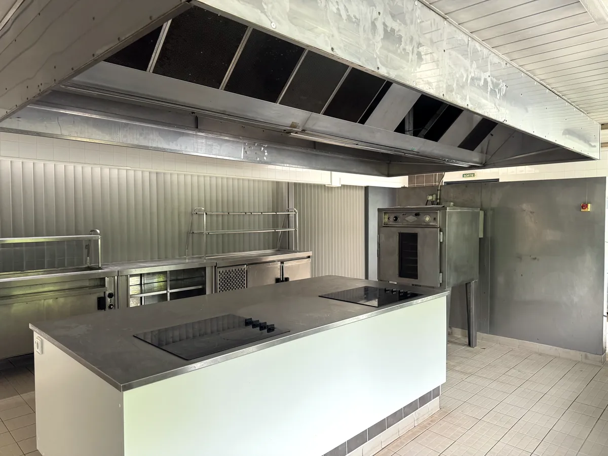 Cuisine professionnelle, îlot central et hotte