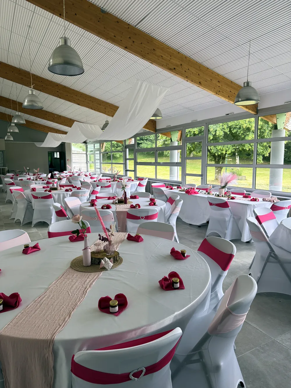 Tables rondes dressées sous les poutres