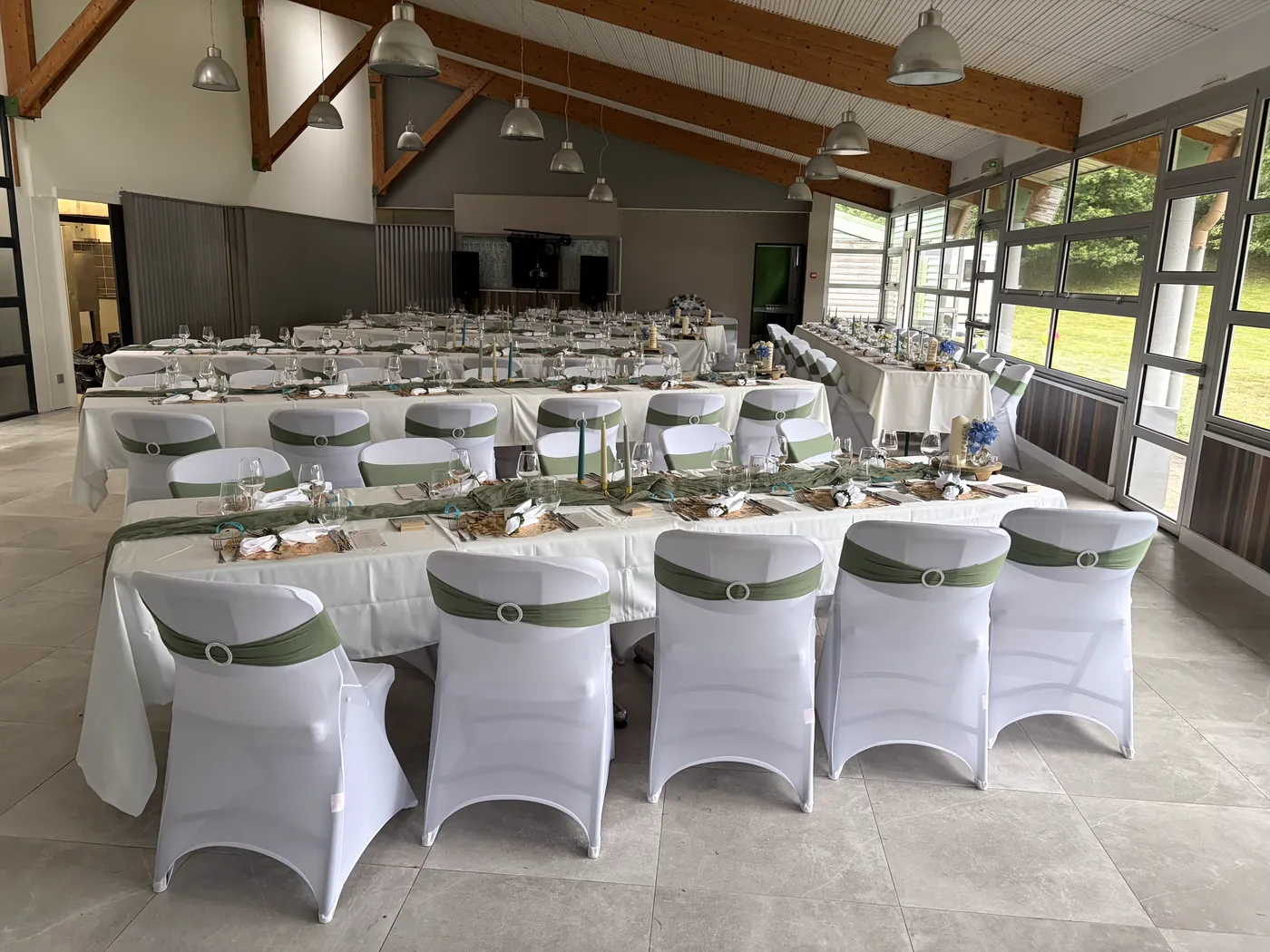 Salle de mariage à Mahalon, tables dressées