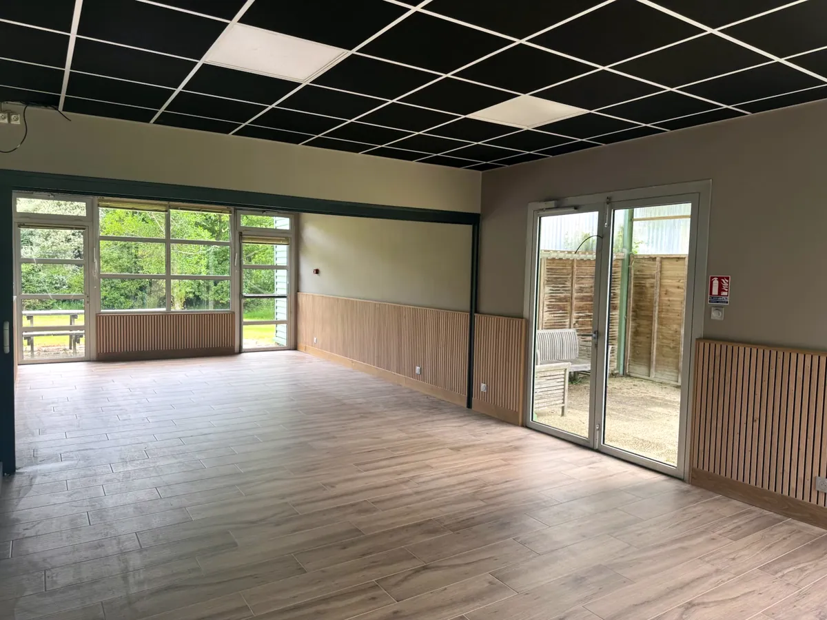 Salle cocktail ouverte sur la terrasse