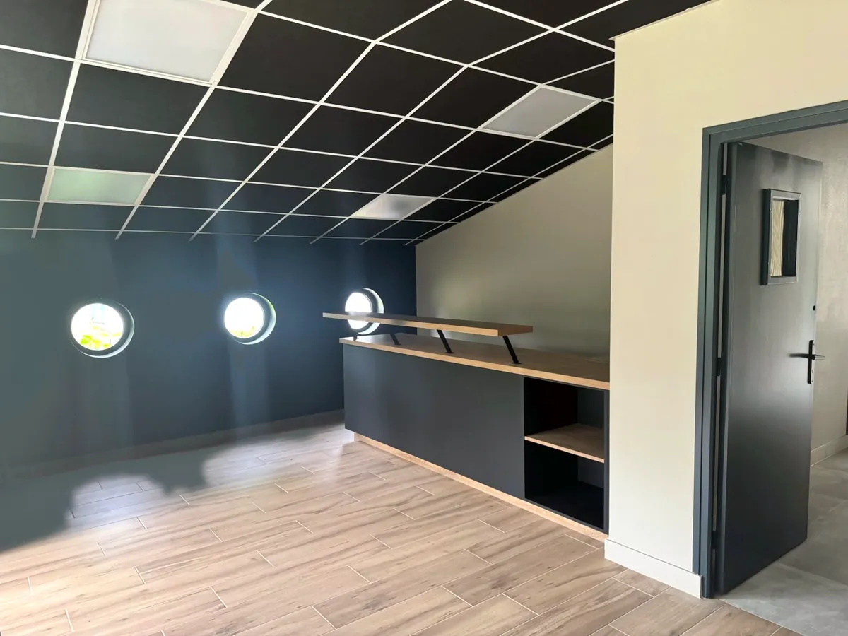 Salle cocktail et réunion de Tromelin avec bar intégré et hublots